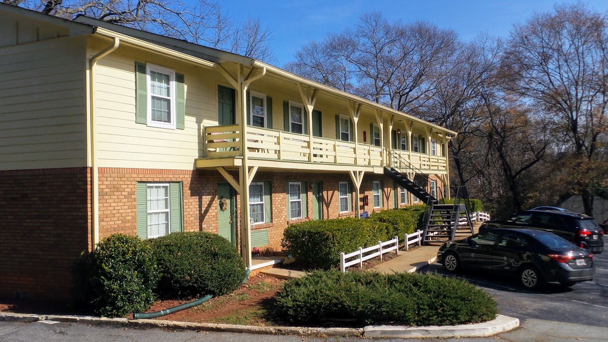 exterior apartment complex